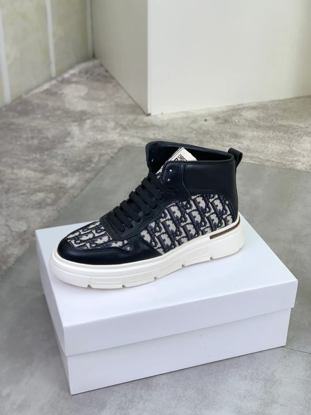 Men's Men's Shoes💰P420💰[New Style]🆘[Dior] Dior original lace-up high-top men's shoes Classic casual shoes 🔥This model is the official classic model with high quality and made by famous original designers. It is made of high-quality cowhide with original materials➕Comfortable and breathable mesh lining➕Pigskin insole. The perfect last shape and generous and fashionable design have attracted many consumers. Suitable for drivers to drive🚗What you want is the highest quality in the market. Color: 2️⃣Code number: 38--44
